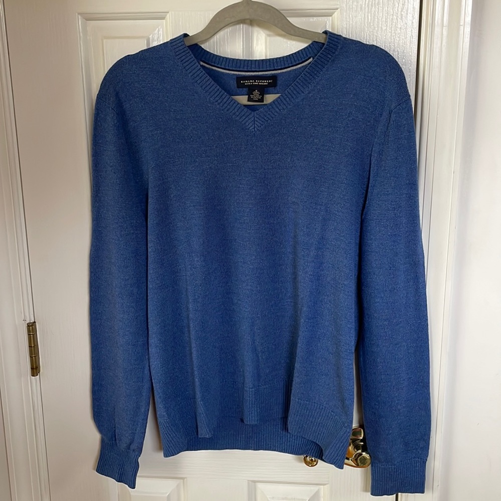 Banana Republic mens merino wool v-neck sweater. Size small, daybreak blue.
